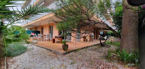 une maison avec une terrasse en bois dans la cour dans l'établissement Beautiful apartment with terrace in Saint-Raphaël, à Saint-Raphaël