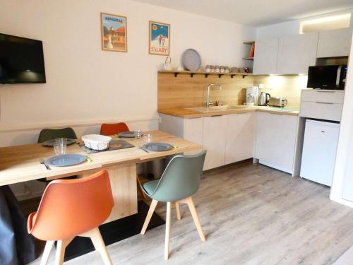 une petite cuisine avec une table et des chaises en bois dans l'établissement Appartement T2 à Saint-Lary-Soulan avec Balcon, Parking et équipements pour 6 personnes - FR-1-457-228, à Saint-Lary-Soulan