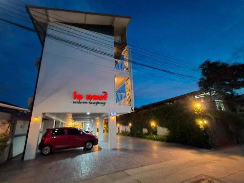 a car parked in front of a car dealership at Le Neuf Nakorn Lampang in Lampang