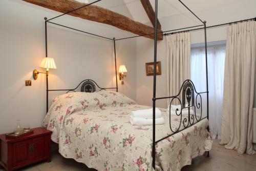 Un pat sau paturi într-o cameră la Shipton Cottage