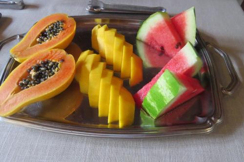 ein Teller mit Obst auf einem Glasteller in der Unterkunft Pousada Recanto da Terra in Arraial d'Ajuda