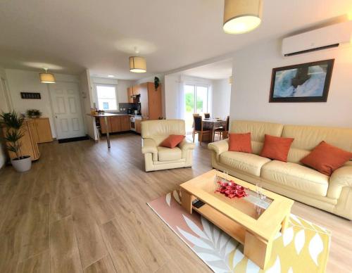 un salon avec un canapé et une table dans l'établissement Le Littoral, à Villiers-sur-Port