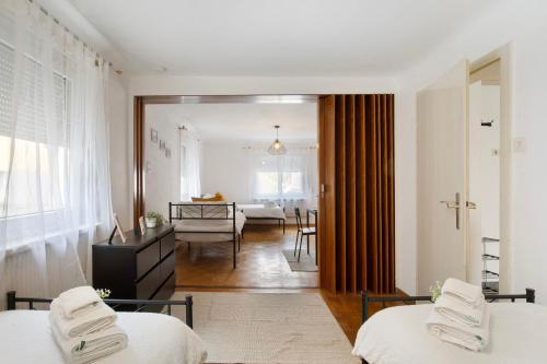 1 dormitorio con 2 camas y comedor en Mb Homes Nürtingen Fewo1, en Nürtingen