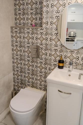 a bathroom with a white toilet and a mirror at Beachfront Meneou Blu 2 Bedrooms Beach House in Meneou
