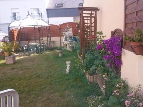 une arrière-cour avec un jardin fleuri et un kiosque dans l'établissement entre ville et mer, à Lanester