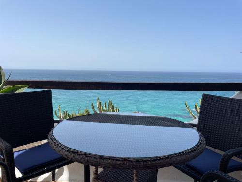 a table and chairs on a balcony with the ocean at Chalet El Encanto in Zahara de los Atunes
