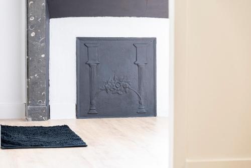 a black door in a room with a rug at La maison du Clos, 2 chambres au calme in Marsannay-la-Côte