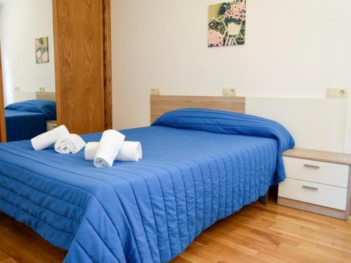 Posteľ alebo postele v izbe v ubytovaní Apartamentos Playa de la Lanzada 3000