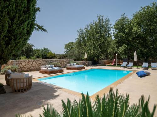 Villa Ellie - heated pool, playground, garden & BBQ!