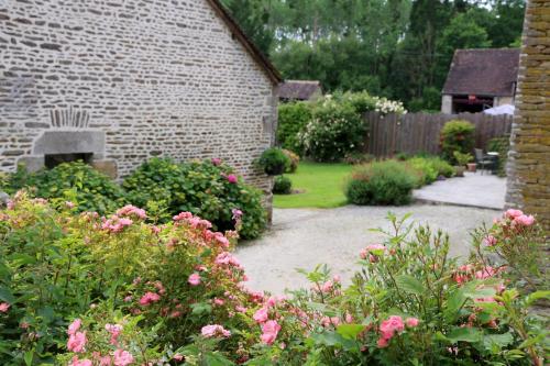 Ein Garten an der Unterkunft Chambre d'hôte Courtoux