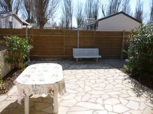 d'une terrasse avec un banc et une clôture en bois. dans l'établissement Villa 6 pers climatisee avec terrasse et Parking prive - V0270, à Vias