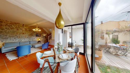 un salon avec une table et des chaises dans l'établissement A l'Agachon - Jolie petite maison au bord de l'eau, à Marseille
