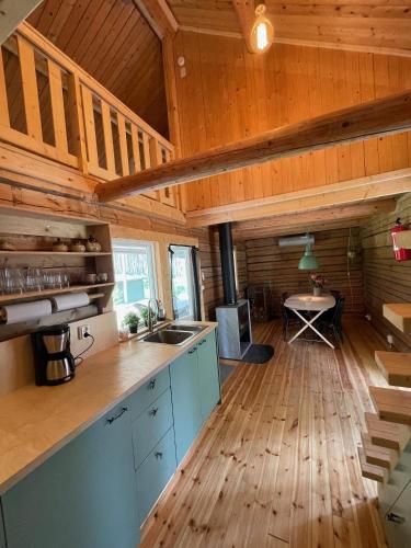 マールングにあるCabin in the Woodsのウッドフロアのキッチン(青いキャビネット付)
