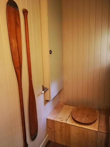 une salle de bain avec WC avec deux skis au mur dans l'établissement Les cabanes au bord du lac, à Saint-Gérons