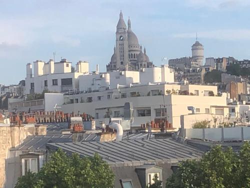 une vue d'une ville avec des bâtiments blancs dans l'établissement Romantic, à Paris