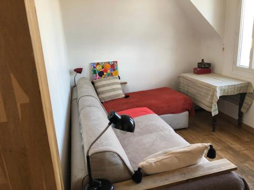 un salon avec un canapé et un lit dans l'établissement Romantic, à Paris