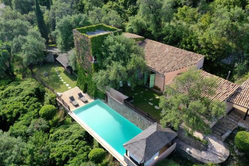 an aerial view of a house with a swimming pool at Villa Manavra in Ýpsos