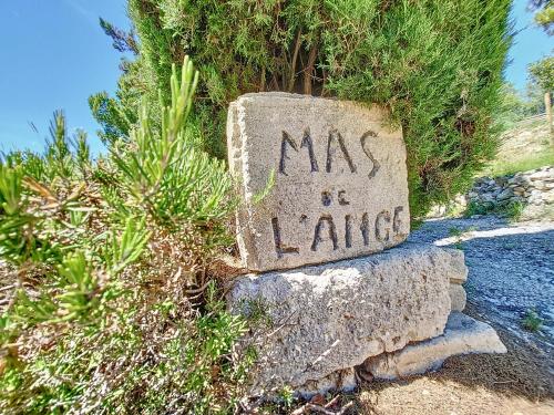 un monument en pierre avec les mots may beiane écrits dessus dans l'établissement MAS provencal piscine, aux Baux-de-Provence