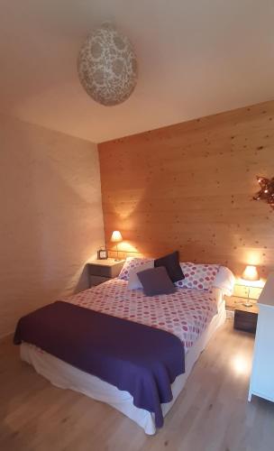 - une chambre avec un lit, deux tables et deux lampes dans l'établissement PetiteViolette, à Annecy