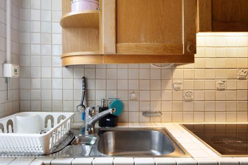 eine Küchenspüle mit einem Abtropfgestell daneben in der Unterkunft Ferienresidenz Gartentraum Titisee in Titisee