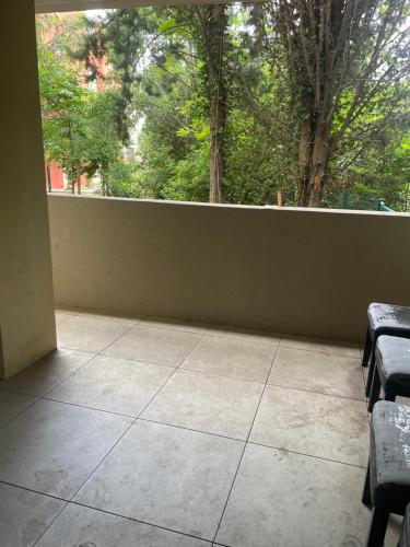 un balcon avec des bancs et un mur avec des arbres dans l'établissement Appartement cozy, 2 chambres en plein cœur de Montpellier, à Montpellier