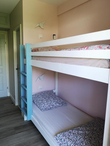 une chambre avec deux lits superposés dans l'établissement Magnifique T2 standing piscine proche mer, à La Ciotat