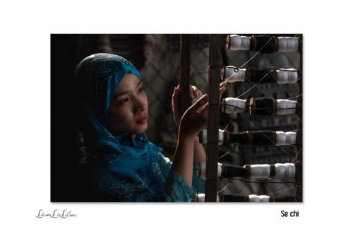 a woman standing next to a rack of shoes at Hương Tràm Homestay in Hồ Ðá