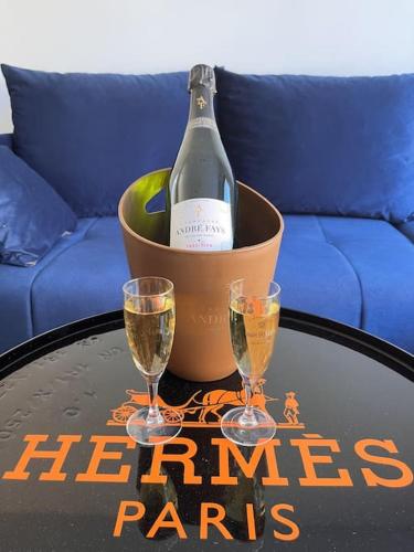 - une bouteille de vin sur une table avec deux verres dans l'établissement Maison au Pays de Fontainebleau, à Vulaines-sur-Seine