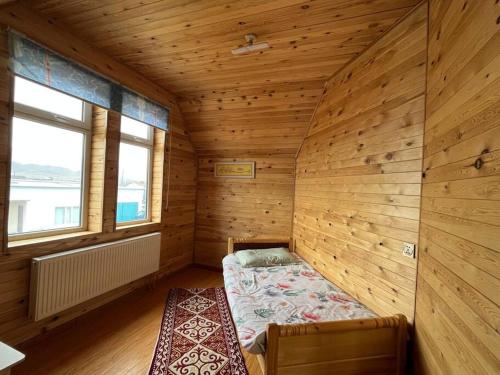 ウルギーにあるNature's Rest Lodgeの木造の小さな部屋(ベッド1台付)