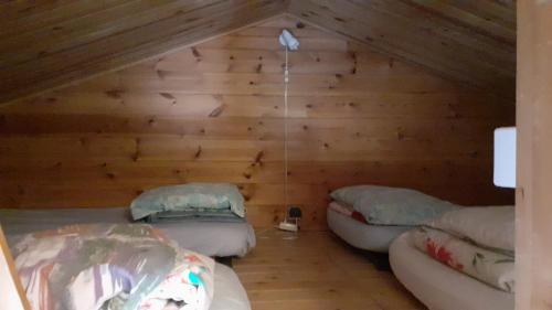 Cette chambre mansardée comprend 2 lits. dans l'établissement Ferme La Viste, à La Roche-sur-le-Buis