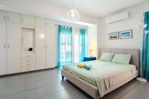 Mackenzie Blu Beach Studio