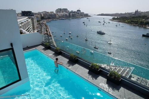 Bazén v ubytování Verdi Gzira Promenade nebo v jeho okolí