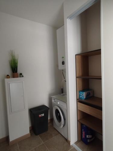 une buanderie avec une machine à laver et un lave-linge dans l'établissement Studio à la campagne, à Ocana