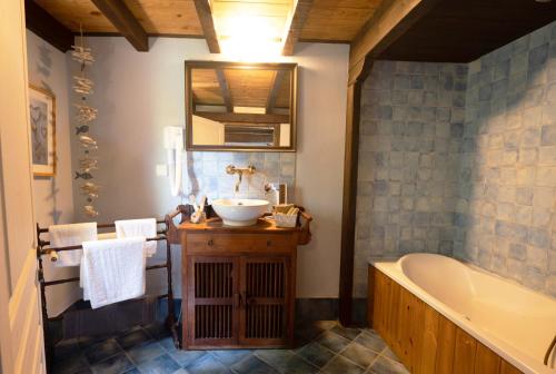 a bathroom with a sink and a bath tub at Villa Manavra in Ýpsos