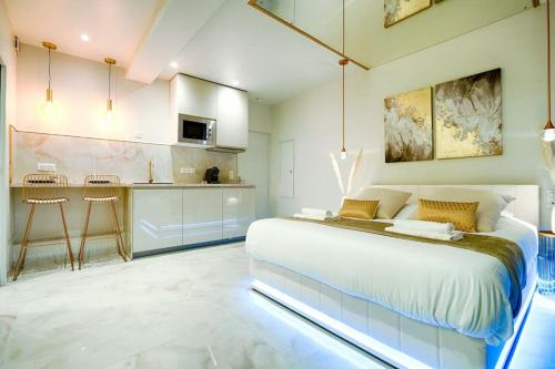 une chambre avec un grand lit blanc et une cuisine dans l'établissement Welcome to Luxury Dream, à Yerres
