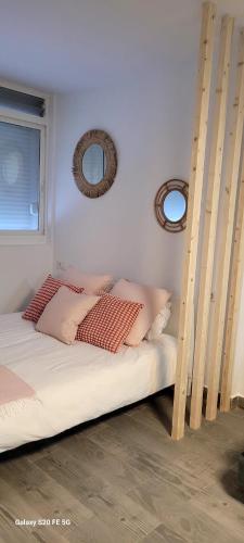 1 dormitorio con litera y 2 espejos en Escapada a Vera, en Vera