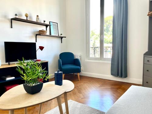 Modern flat near sea and center