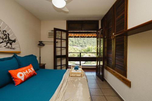 カボ・フリオにあるDuplex em Cabo Frio com Piscina e Garagem | CDI 28の青いベッドと窓が備わる客室です。