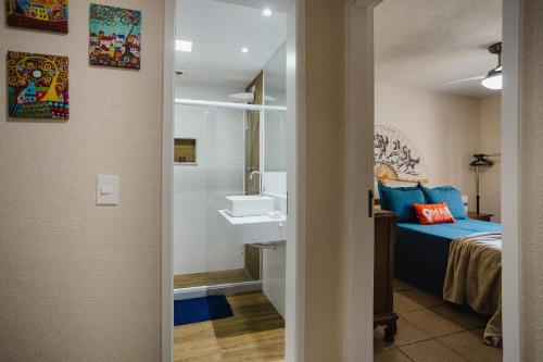 カボ・フリオにあるDuplex em Cabo Frio com Piscina e Garagem | CDI 28の部屋にベッドと洗面台がある寝室