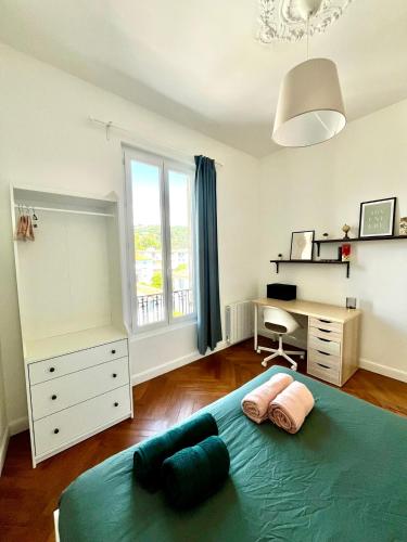 une chambre avec un lit, un bureau et une fenêtre dans l'établissement Modern flat near sea and center, à Nice