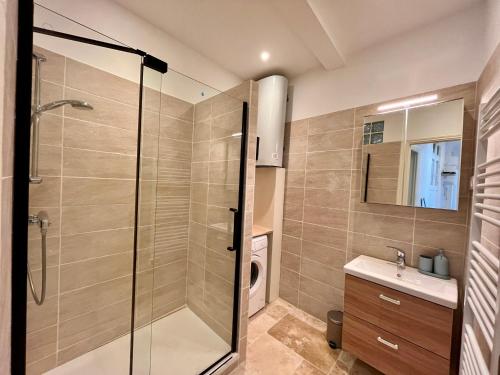 une salle de bain avec douche et lavabo dans l'établissement Modern flat near sea and center, à Nice