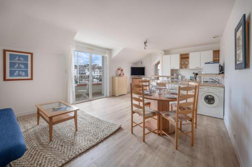 Il comprend une cuisine et un salon avec une table et une cuisine. dans l'établissement Sur le quai de Pornic, Appartement pour 4, à Pornic