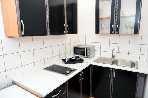 Una cocina o cocineta en Apartman Kiko