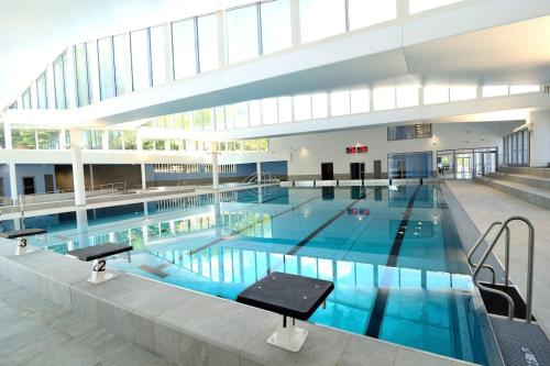 une grande piscine dans un immeuble dans l'établissement Charmant T5 en pleine nature à Viroflay-Versailles, à Viroflay