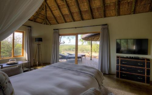 Postel nebo postele na pokoji v ubytování Rhulani Safari Lodge
