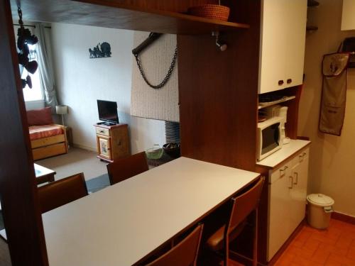- une cuisine avec un comptoir blanc et un four micro-ondes dans l'établissement Studio pour 3 à Châtel, proche remontées mécaniques et centre - FR-1-676-110, à Châtel