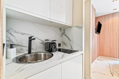 - un comptoir de cuisine avec évier dans la chambre dans l'établissement Nice Renting - 7FRANCE - Suite Luxe & Confort Bord de Mer Massena, à Nice