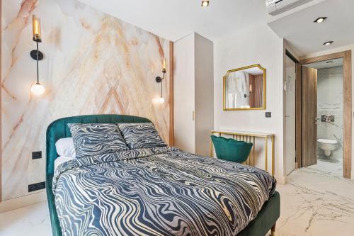 - une chambre avec un lit et une salle de bains dans l'établissement Nice Renting - 7FRANCE - Suite Luxe & Confort Bord de Mer Massena, à Nice