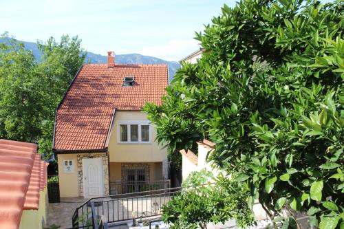 モスタルにあるMostar Houseの赤屋根白屋根