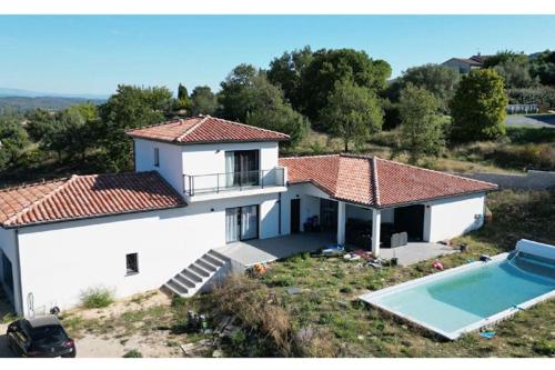 an aerial view of a house and a swimming pool at Magnifique villa proche ruoms vallon pont darc in Grospierres